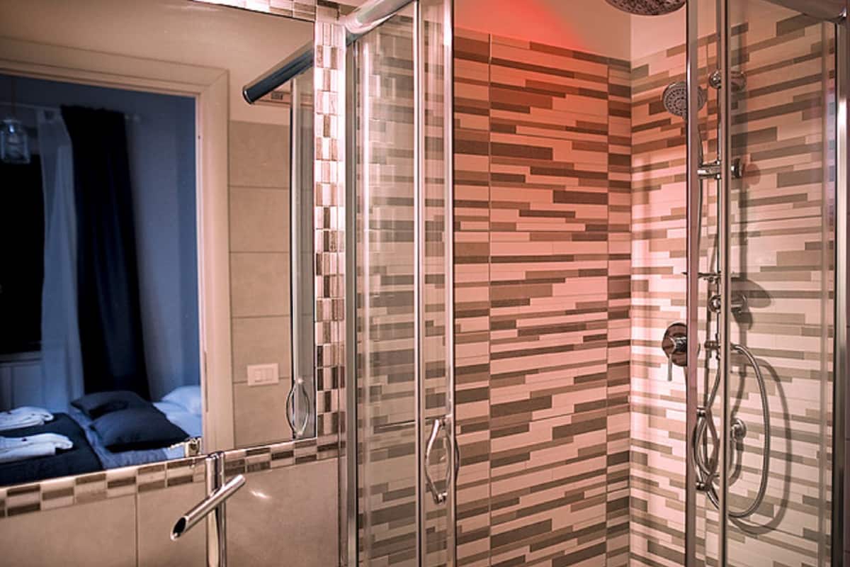 Habitación Deluxe con 1 cama matrimonial o 2 individuales (Bell 8) | Baño | Regadera, amenidades de baño gratuitas, secadora de cabello, toallas