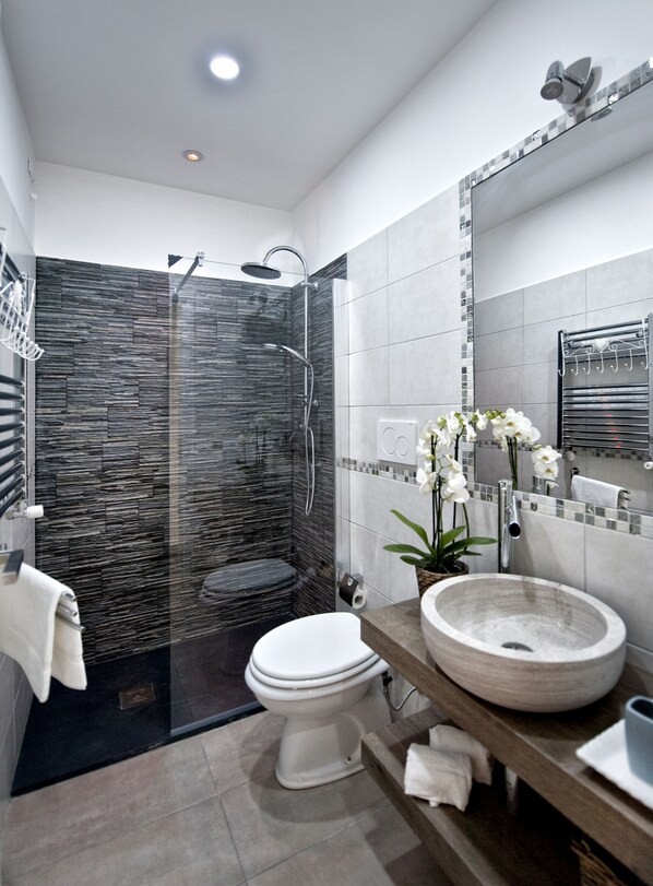 Douche, articles de toilette gratuits, sèche-cheveux