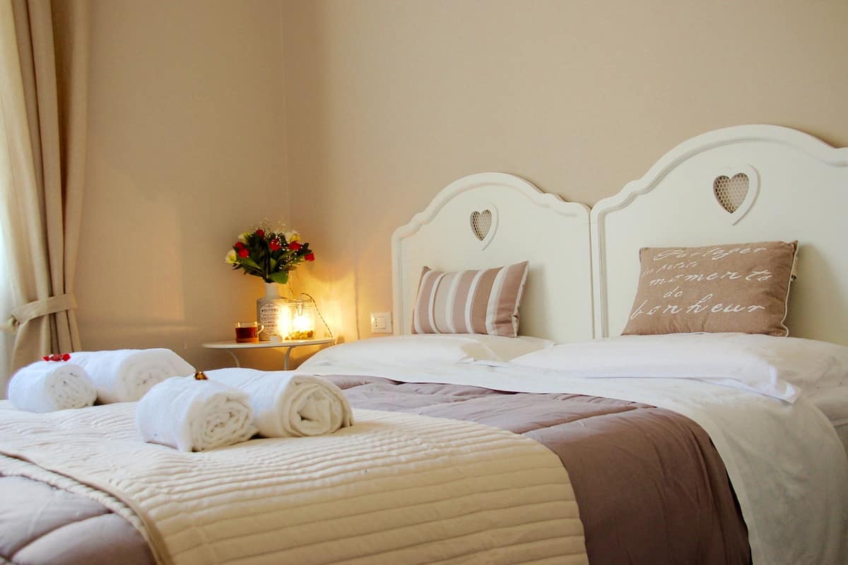 Habitación Deluxe con 1 cama matrimonial o 2 individuales (Bell 2) | Ropa de cama de alta calidad, escritorio y insonorización