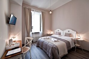 Premium bedding, desk, soundproofing, iron/ironing board - Tinkerbell Roma (Rome)