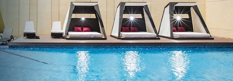 Outdoor pool, pool loungers. Eurobuilding Hotel & Suites Coro