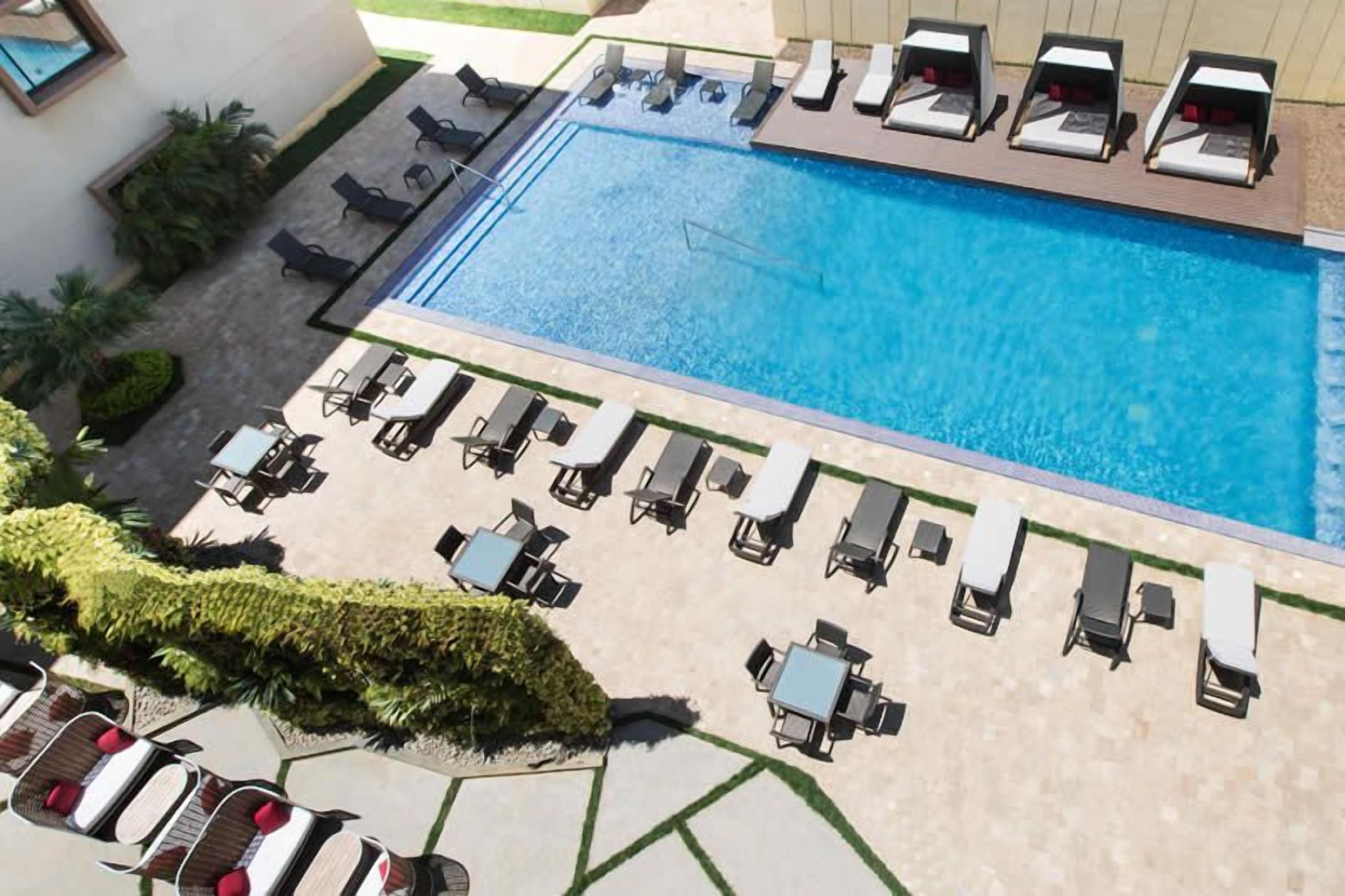 Alberca al aire libre y camastros 