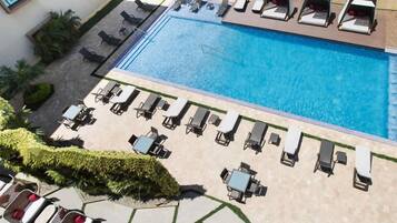 Alberca al aire libre y camastros