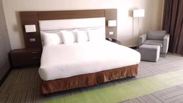 Enkelrum | Värdeförvaringsskåp på rummet, skrivbord och arbetsyta för laptop