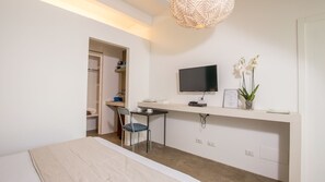 Habitación doble, vista al jardín | Caja de seguridad en la habitación y decoración personalizada