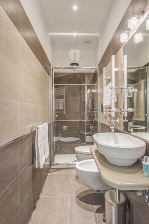 Dusche, Regendusche, kostenlose Toilettenartikel, Haartrockner