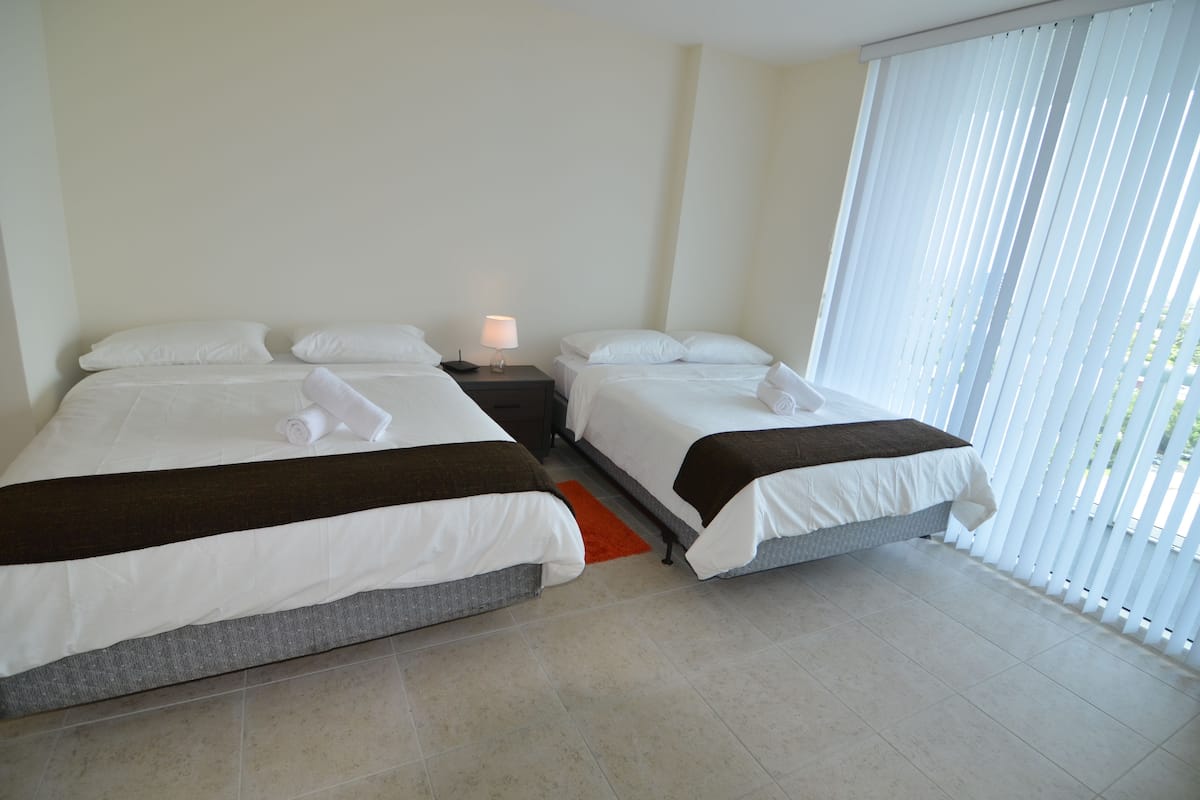 Apartamento Deluxe, 1 habitación, acceso a la piscina, vistas a la ciudad | 1 dormitorio y ropa de cama de alta calidad