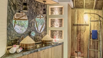 Premier villa, 1 kingsize bed, privézwembad, uitzicht op zee | Badkamer | Een douche, milieuvriendelijke toiletartikelen, een haardroger