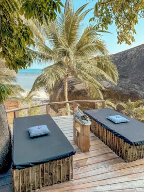 グランド ヴィラ キングベッド 1 台 スパ浴槽 ビーチビュー | テラス / パティオ