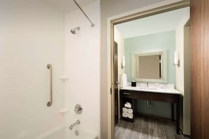 Regadera, amenidades de baño gratuitas, secadora de cabello, toallas