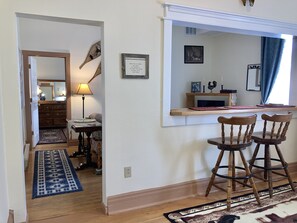 ทราดิชันนัลอพาร์ทเมนท์, เตียงคิงไซส์ 1 เตียง และโซฟาเบด (Second Floor Walk Up) | บริเวณนั่งเล่น | สมาร์ททีวี 42 นิ้ว พร้อมช่องเคเบิล, ทีวี