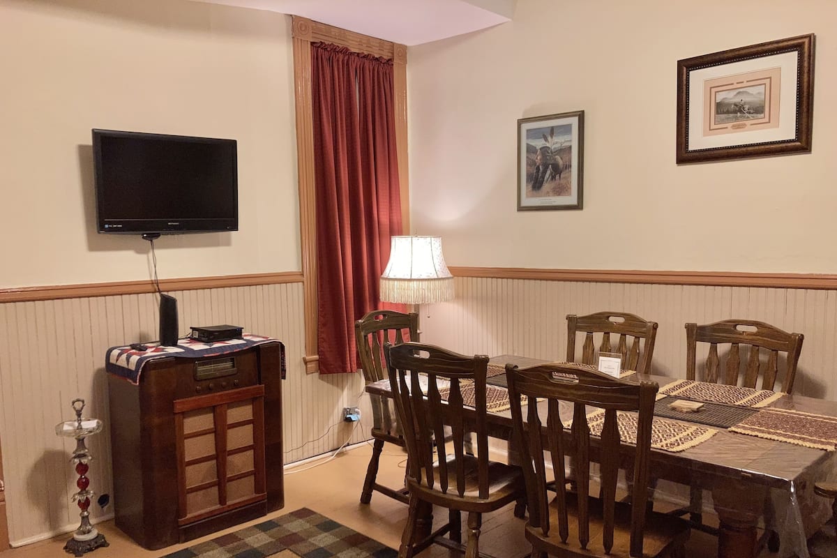 Classic Apartment, 2 Bedrooms, City View (Second Floor Walk Up) | Ruang tamu | 42 inci sebuah televisyen pintar dengan kabel, TV