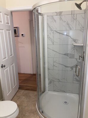Apartemen Klasik, 2 kamar tidur, pemandangan kota (Second Floor Walk Up) | Kamar mandi | Shower, perlengkapan mandi gratis, pengering rambut, dan handuk