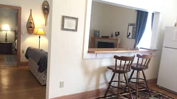 Appartement Tradition, 1 très grand lit et 1 canapé-lit (Second Floor Walk Up) | Coin séjour | TV connectée de 42 pouces avec chaînes par câble, télévision