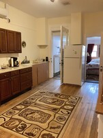 Refrigerador, microondas, placa de cocina, cafetera/tetera