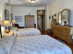 คลาสสิกอพาร์ทเมนท์, 2 ห้องนอน, วิวเมือง (Second Floor Walk Up) | ผ้าปูที่นอนฝ้ายอียิปต์, เครื่องนอนระดับพรีเมียม, เตียงเมมโมรีโฟม