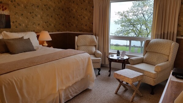 Classic Room, 1 King Bed, Bay View (9) | Free WiFi, bed sheets