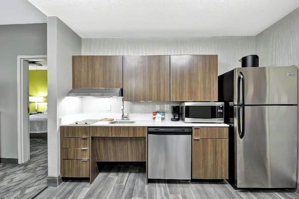 Private kitchen | Full-size fridge, microwave, stovetop, dishwasher