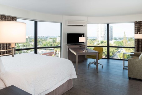 Hampton Inn Suites Miami Wynwood Design District - Image 3