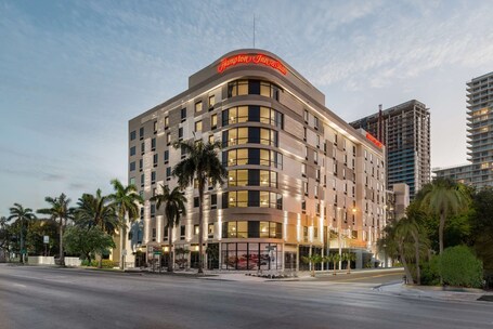 Hampton Inn Suites Miami Wynwood Design District - Image 2