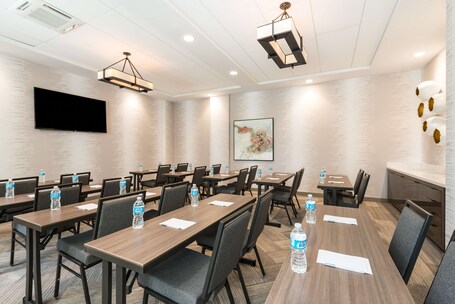 Hampton Inn Suites Miami Wynwood Design District - Image 26