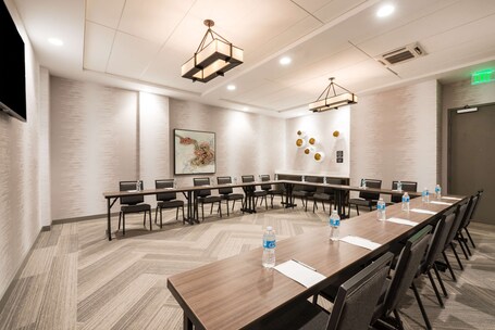 Hampton Inn Suites Miami Wynwood Design District - Image 24