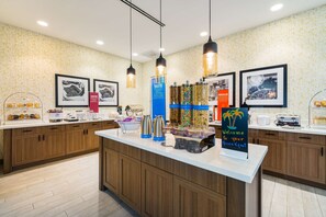 Free daily buffet breakfast - Hampton Inn & Suites Miami Wynwood Design District (Miami)