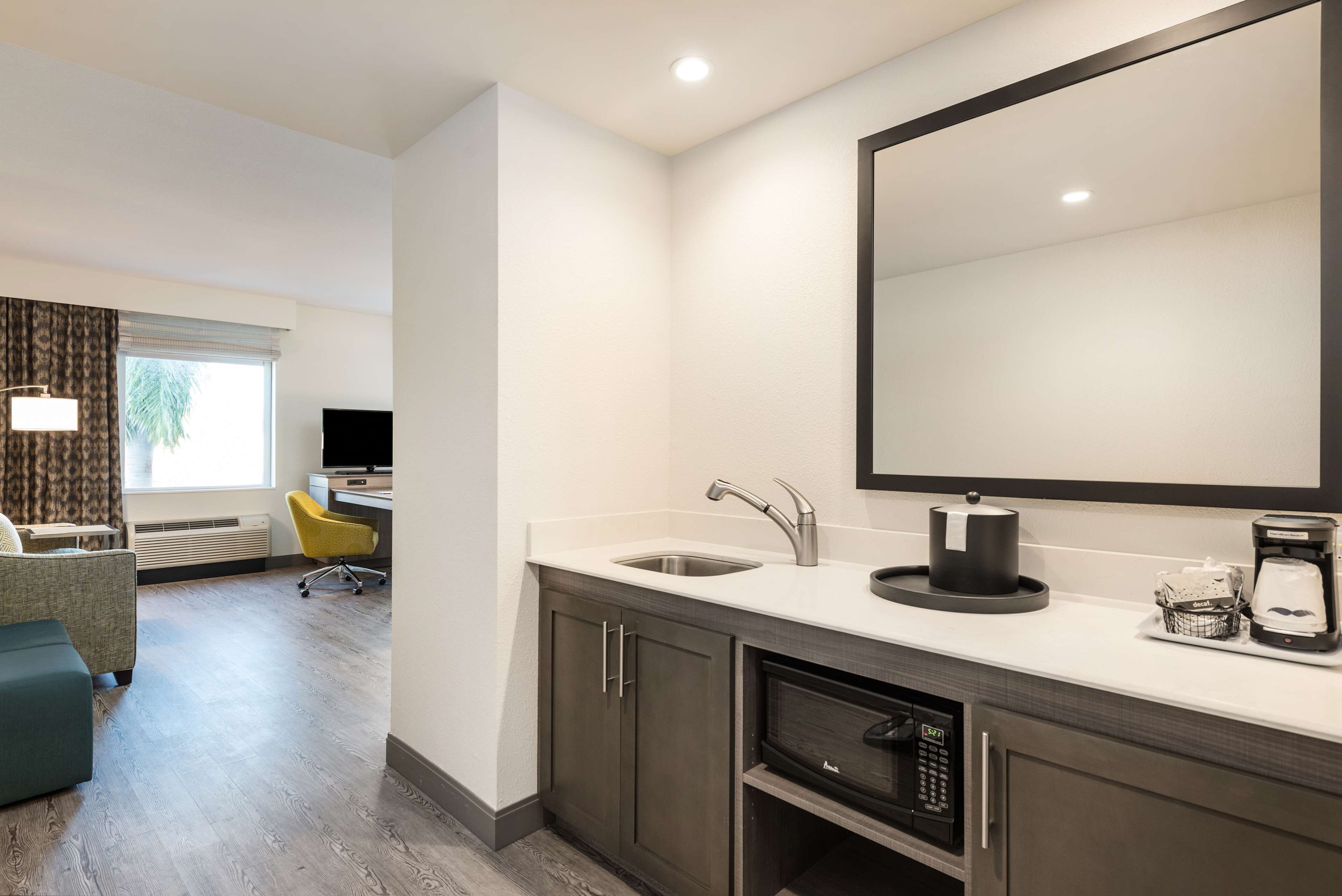 fridge, coffee/tea maker