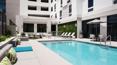 Hampton Inn Suites Miami Wynwood Design District - Image 9