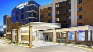 A Courtyard Marriott hotel with a modern design, featuring a covered entrance and multiple floors. - Courtyard by Marriott Nashville Mount Juliet (Mount Juliet)