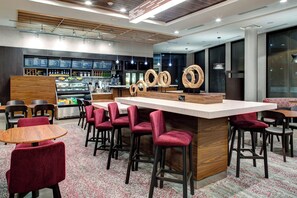 Se sirven desayunos y cenas, cocina americana