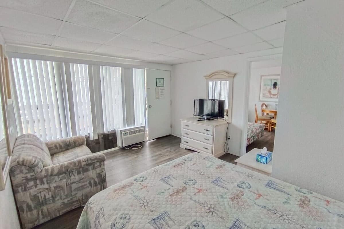 1 bedroom, desk, free WiFi, bed sheets