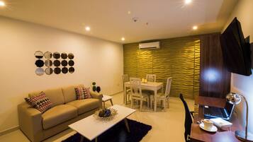 Business Suite | Living area | 48-inch LED TV with cable channels, TV