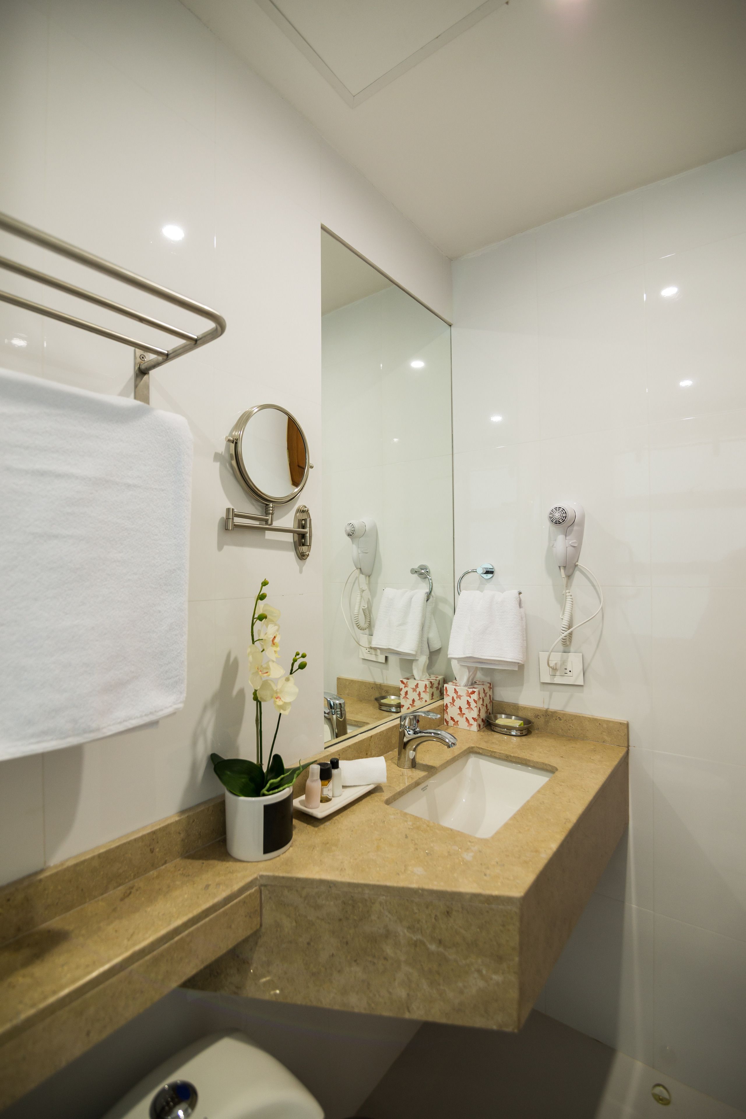 shower, free toiletries, hair dryer, towels