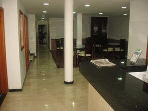 Recepció d'hotel, un llarg corredor i diverses zones de restauració.