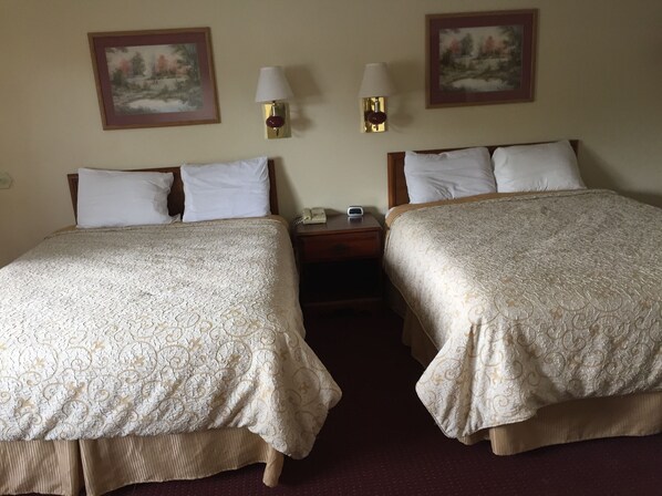 Standardzimmer, 2 Doppelbetten, Nichtraucher | Kostenloses WLAN, Bettwäsche