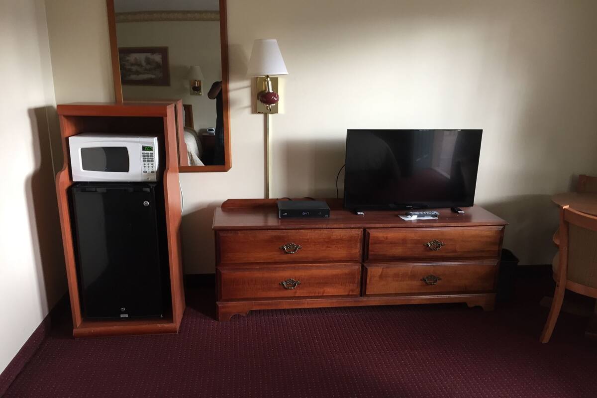 Standard Room, 2 Double Beds, Smoking | WiFi (free), bed sheets