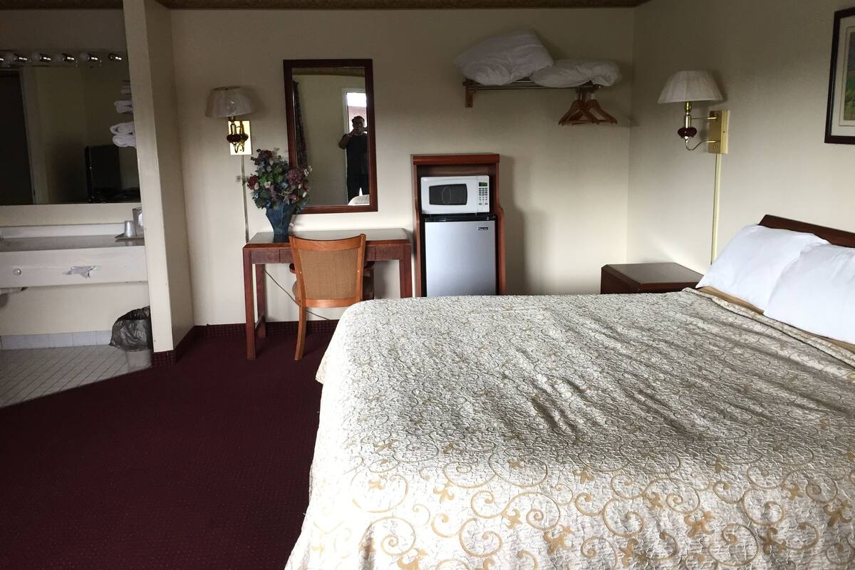 Standard Room, 1 King Bed, Non Smoking | WiFi (free), bed sheets