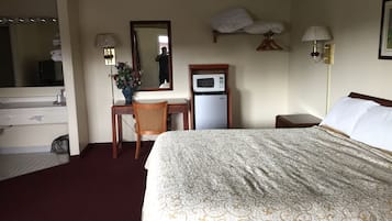 Standard Room, 1 King Bed, Non Smoking | Free WiFi, bed sheets