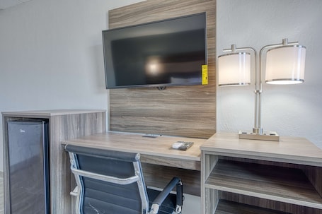 Room, 1 King Bed, Non Smoking | Room amenity. Americas Best Value Inn Stearns