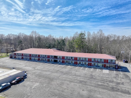 Exterior. Americas Best Value Inn Stearns