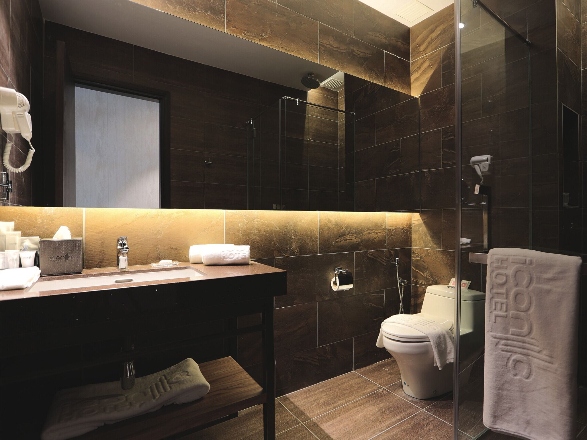 shower, rainfall showerhead, free toiletries, hair dryer