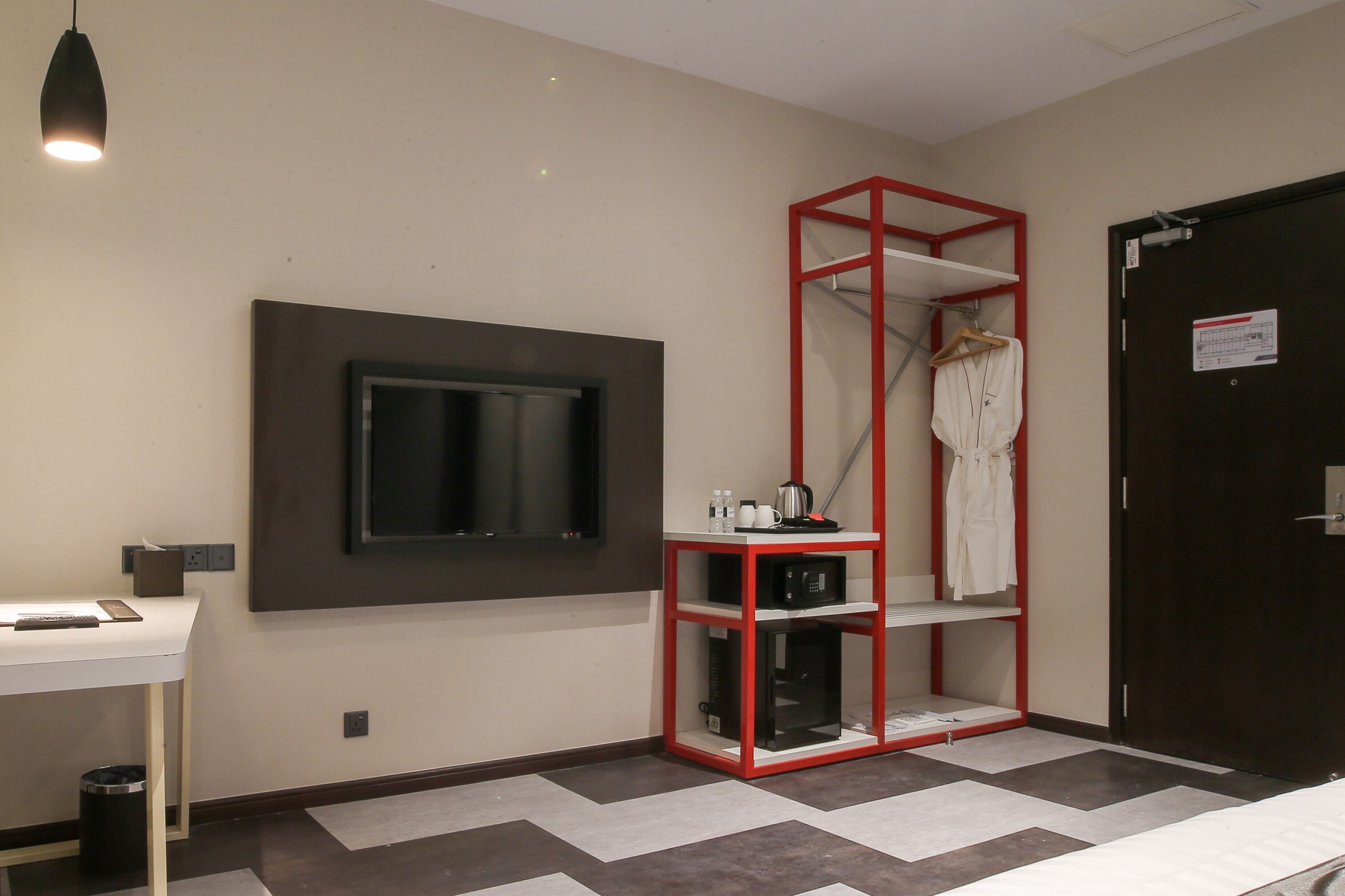 deluxe room | 1 bedroom, free minibar, in-room safe, desk