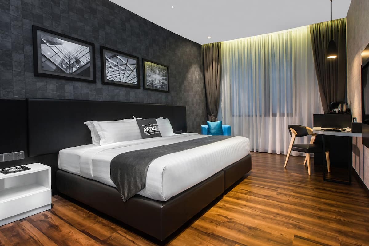 Minibar (inkludert), safe på rommet, skrivebord og strykejern/-brett