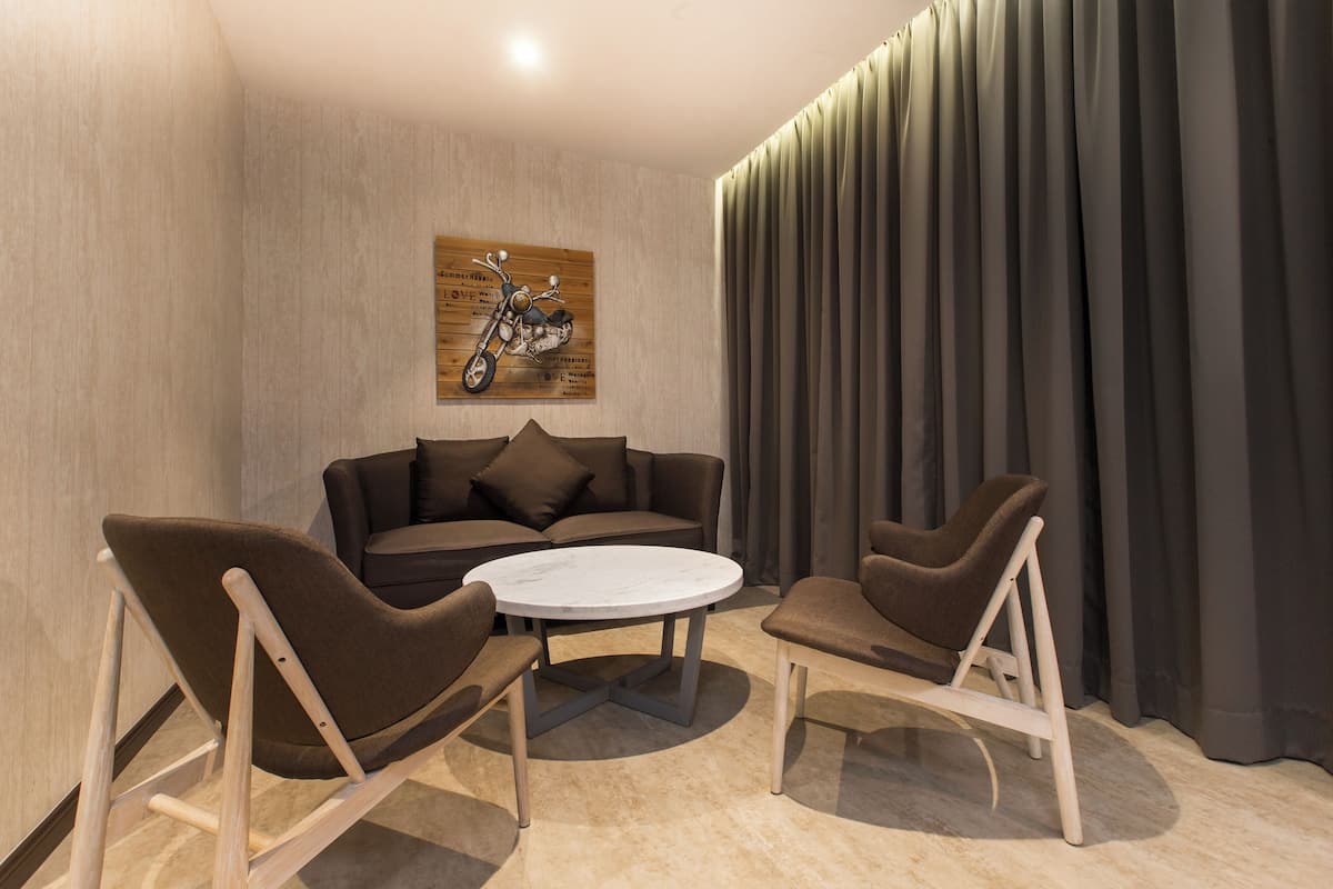 studio | living area | 40-inch flat-screen tv with satellite channels, tv