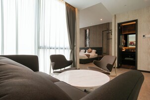 Studio | Living area | 40-inch flat-screen TV with satellite channels, TV