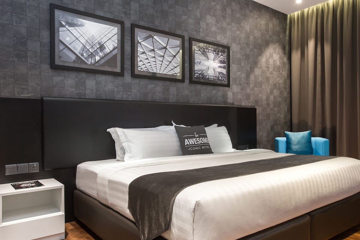 Minibar (inkludert), safe på rommet, skrivebord og strykejern/-brett