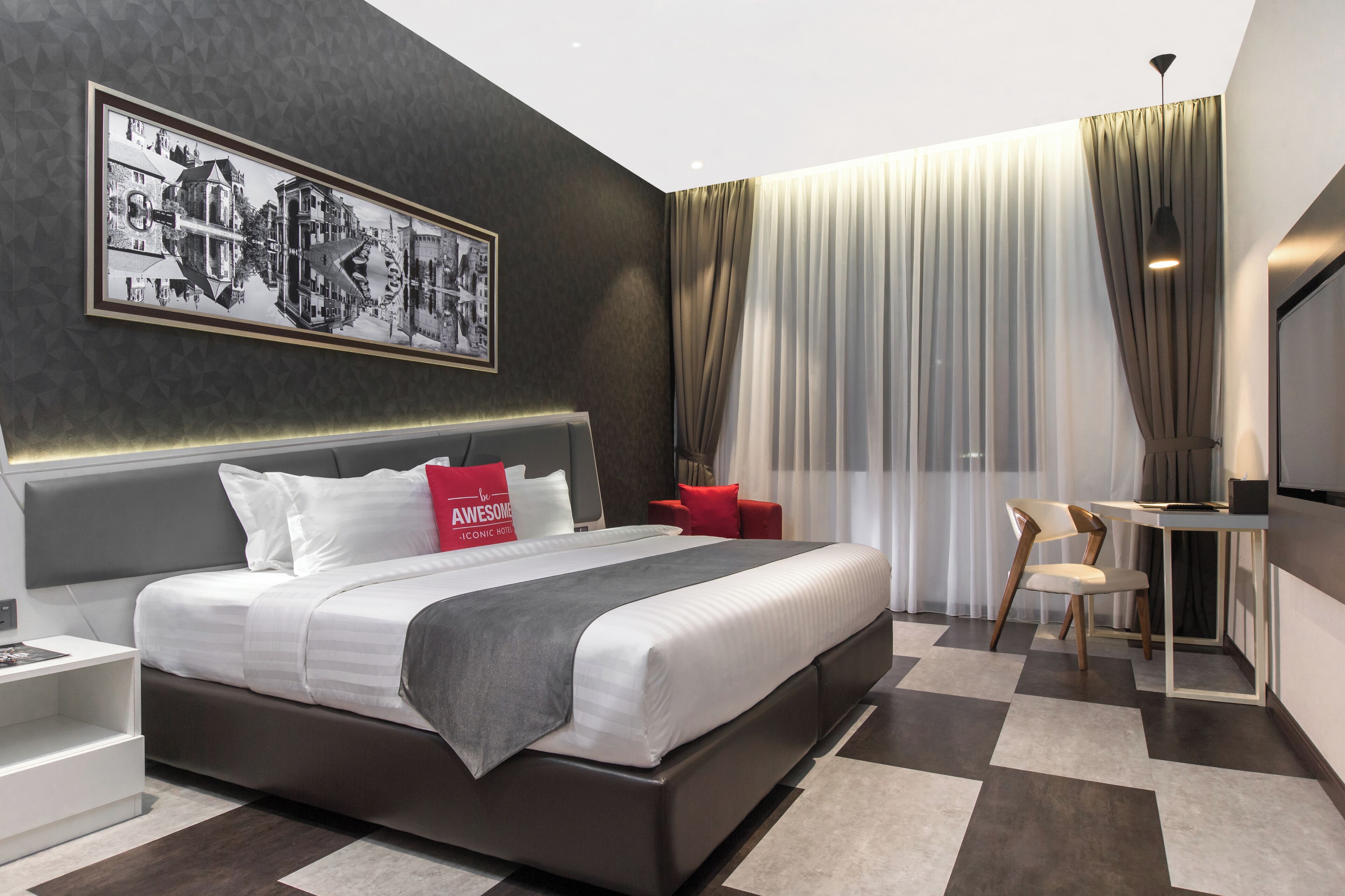 Minibar con artículos gratuitos y caja de seguridad en la habitación 