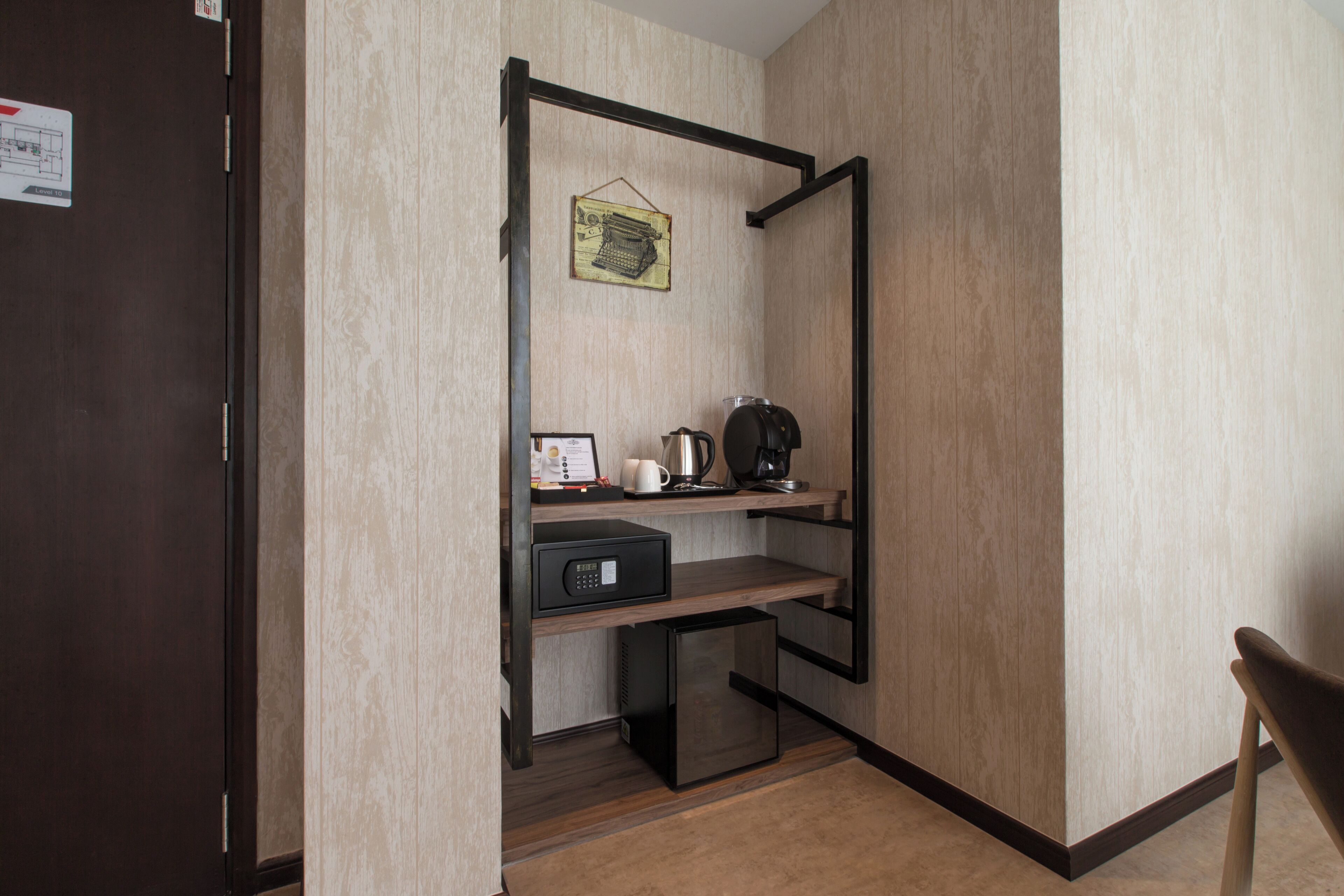 studio | living area | 40-inch flat-screen tv with satellite channels, tv