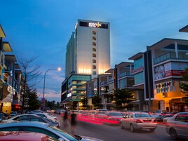 Un hotel de diseño moderno, con un letrero destacado en la parte superior.
